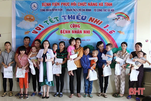 Tết thiếu nhi đến sớm với trẻ em kém may mắn ở Hà Tĩnh