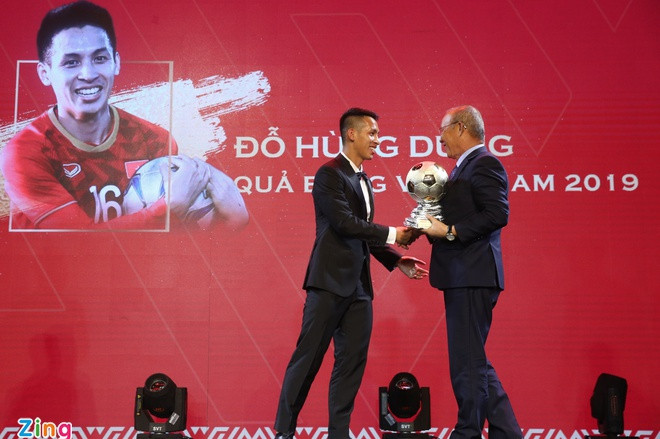 HLV Park Hang-seo (phải) trao Quả bóng vàng cho cậu học trò cưng. Ảnh: Duy Anh. Vì sao Hùng Dũng thắng Quang Hải ở giải Quả bóng Vàng?