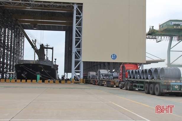 Liên tục đón - tiễn tàu lớn, hàng hóa qua 2 cảng biển của Hà Tĩnh tăng trở lại