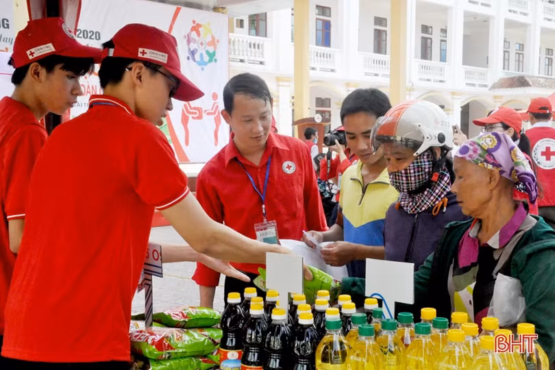 “Chợ nhân đạo” trao 125 suất quà cho người nghèo Thạch Hà