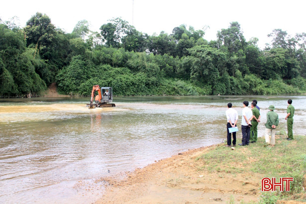 Phá tuyến đường ngăn sông Ngàn Sâu hòng khai thác cát trái phép ở Hà Tĩnh