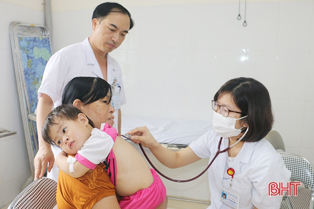 Bác sỹ Bệnh viện Nhi Trung ương điều trị cho bệnh nhân tuyến huyện Hà Tĩnh
