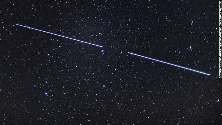 Vệ tinh trở nên “sáng chói” hơn sau khi chúng phản chiếu ánh sáng Mặt Trời. Ảnh: CNN. Xung quanh Trái Đất toàn là rác