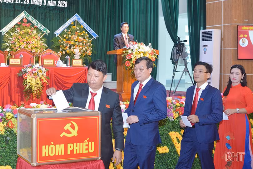 Ông Nguyễn Như Dũng tái cử chức vụ Bí thư Huyện ủy Can Lộc nhiệm kỳ 2020-2025