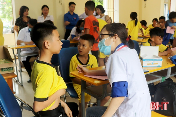 Khám, cấp thuốc miễn phí cho trẻ em Làng trẻ mồ côi Hà Tĩnh