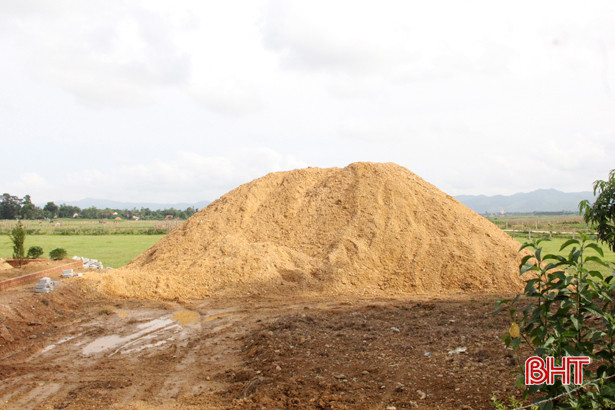 Phá tuyến đường ngăn sông Ngàn Sâu hòng khai thác cát trái phép ở Hà Tĩnh