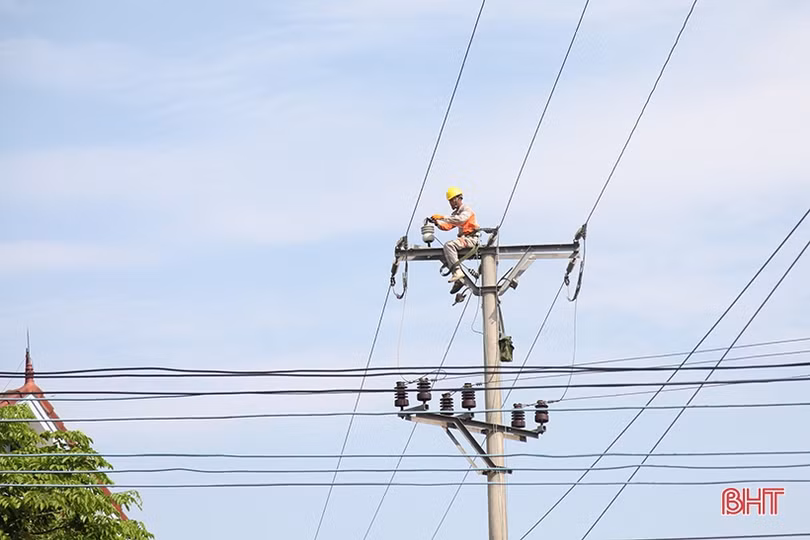 Điện lực Hà Tĩnh diễn tập “giải cứu” lưới điện bị thiên tai phá hỏng ở Nghi Xuân