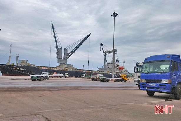 Liên tục đón - tiễn tàu lớn, hàng hóa qua 2 cảng biển của Hà Tĩnh tăng trở lại