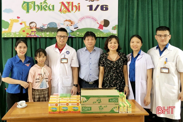 Khám, cấp thuốc miễn phí cho trẻ em Làng trẻ mồ côi Hà Tĩnh