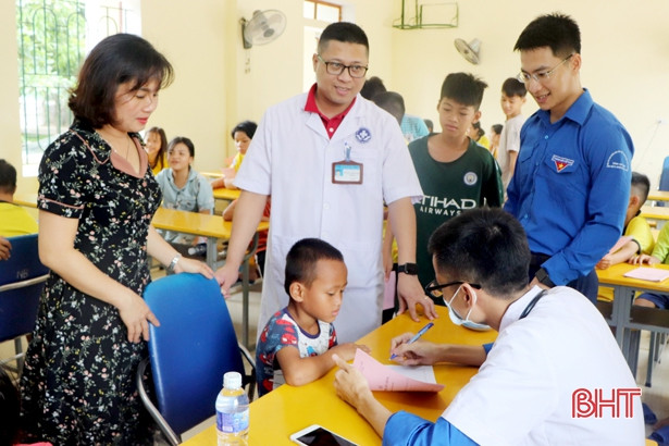 Khám, cấp thuốc miễn phí cho trẻ em Làng trẻ mồ côi Hà Tĩnh