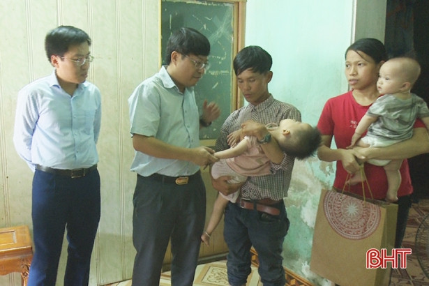 Bí thư Thành ủy Dương Tất Thắng tặng quà tại Làng Trẻ em mồ côi Hà Tĩnh