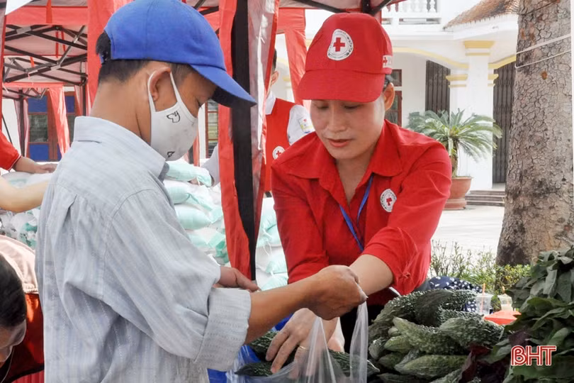 “Chợ nhân đạo” trao 125 suất quà cho người nghèo Thạch Hà