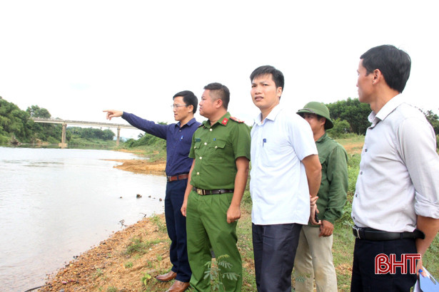 Phá tuyến đường ngăn sông Ngàn Sâu hòng khai thác cát trái phép ở Hà Tĩnh