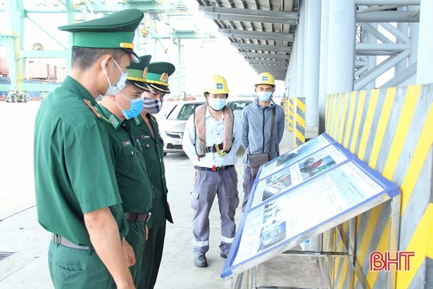 Liên tục đón - tiễn tàu lớn, hàng hóa qua 2 cảng biển của Hà Tĩnh tăng trở lại