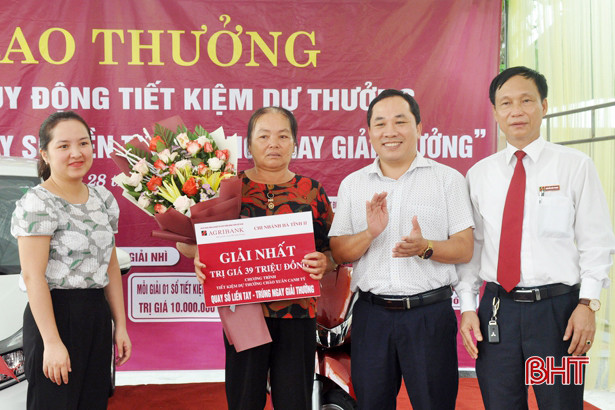 Gửi tiền tiết kiệm, 1 nông dân Hà Tĩnh trúng “xế hộp” Honda Brio
