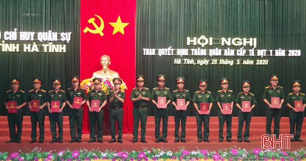 86 cán bộ, sỹ quan Bộ CHQS Hà Tĩnh được thăng quân hàm, nâng bậc lương