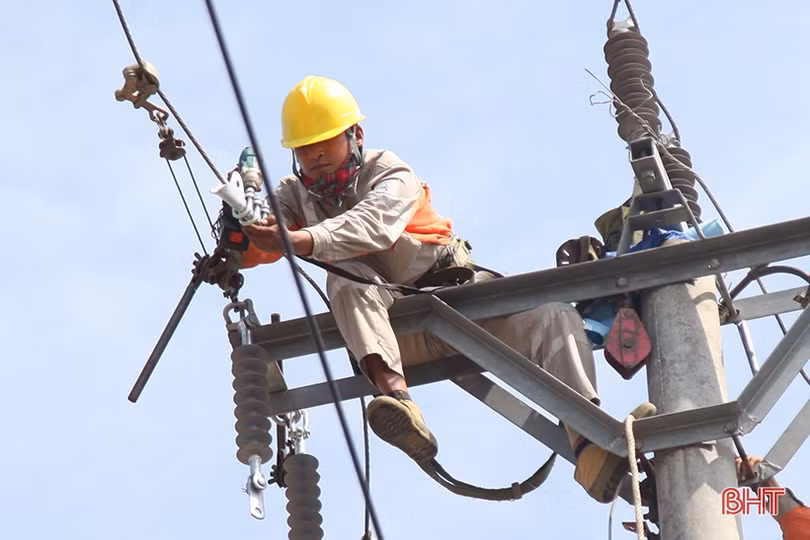 Điện lực Hà Tĩnh diễn tập “giải cứu” lưới điện bị thiên tai phá hỏng ở Nghi Xuân