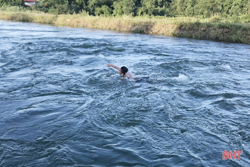 Liên tiếp xảy ra các vụ đuối nước, học sinh Hà Tĩnh vẫn thi nhau tắm kênh