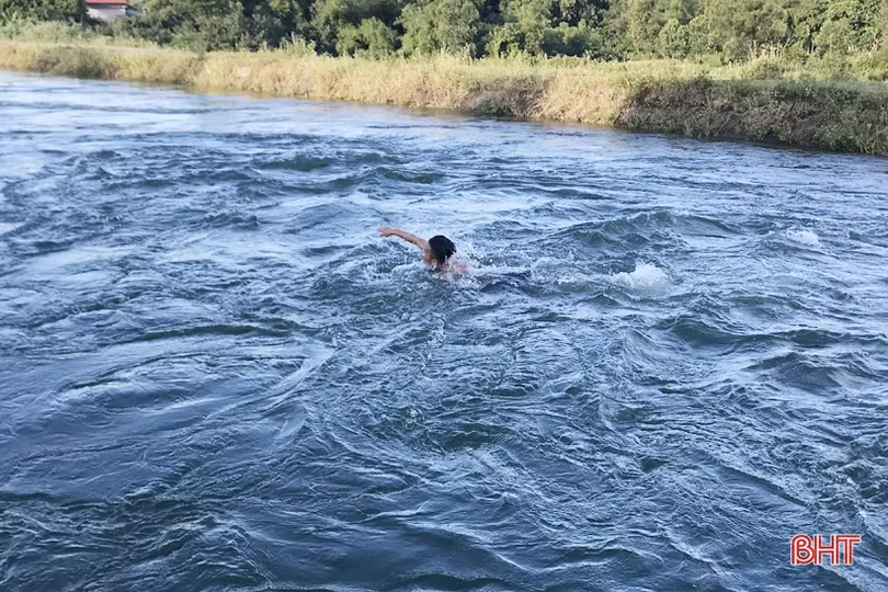 Liên tiếp xảy ra các vụ đuối nước, học sinh Hà Tĩnh vẫn thi nhau tắm kênh