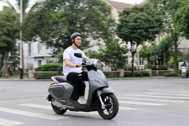 VinFast KlaraS hiện có giá bán lẻ 39,9 triệu đồng (chưa bao gồm pin), tương đương với một mẫu xe máy tay ga tầm trung. “Mổ xẻ” VinFast KlaraS: Vì sao giá ngang xe máy xăng?