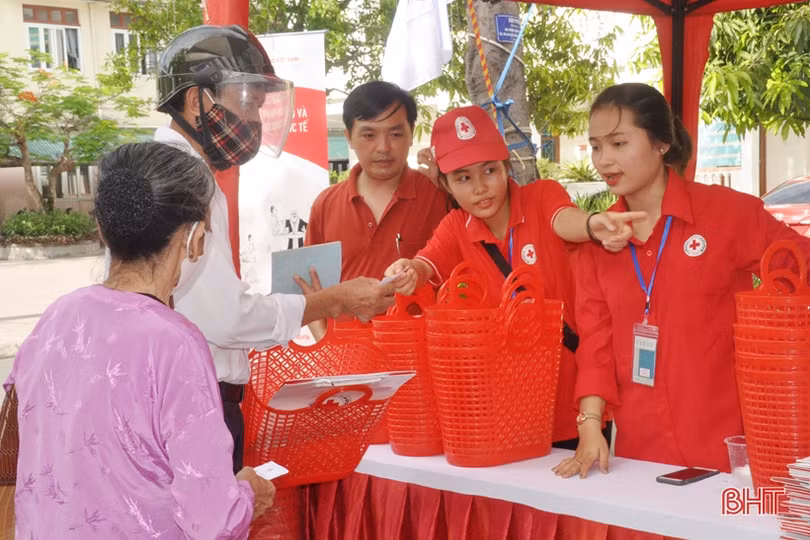 “Chợ nhân đạo” trao 125 suất quà cho người nghèo Thạch Hà