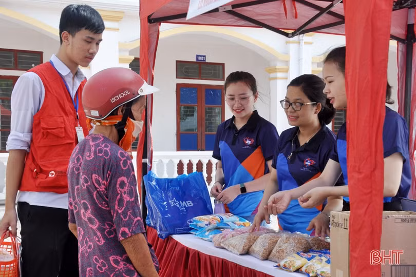 “Chợ nhân đạo” trao 125 suất quà cho người nghèo Thạch Hà