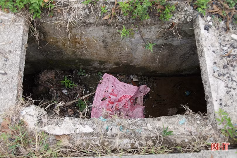 Hố ga, miệng cống thiếu nắp “bẫy” người đi đường Hà Tĩnh