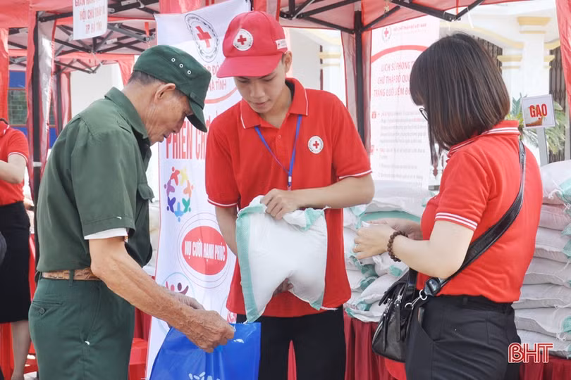 “Chợ nhân đạo” trao 125 suất quà cho người nghèo Thạch Hà