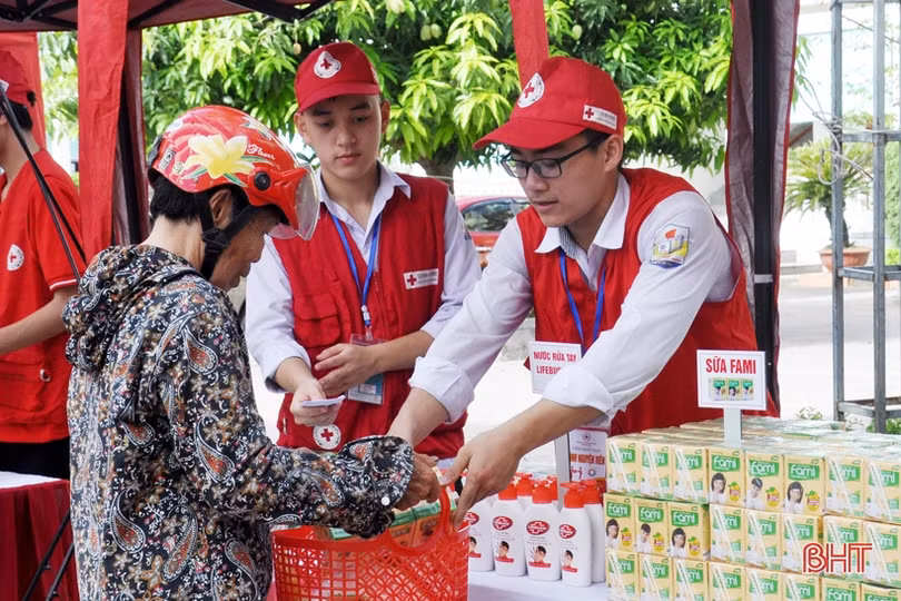 “Chợ nhân đạo” trao 125 suất quà cho người nghèo Thạch Hà