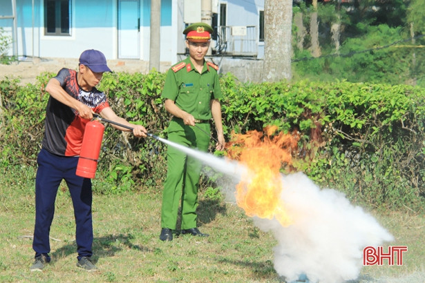 Trang bị kiến thức PCCC, cứu nạn cứu hộ cho hộ kinh doanh ở Nghi Xuân