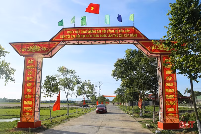 Rực rỡ cờ hoa, rộn ràng khí thế thi đua trước ngày đại hội điểm cấp huyện ở Hà Tĩnh