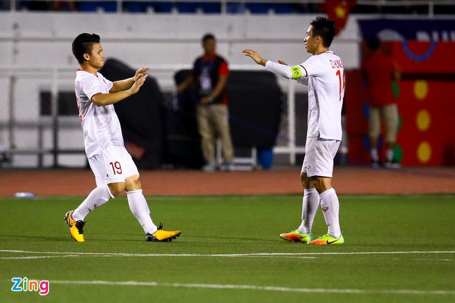 Hùng Dũng (phải) ăn mừng với Quang Hải sau trận chung kết SEA Games 2019. Ảnh: Minh Chiến. Văn Hậu, Hùng Dũng có thắng được Quang Hải ở Quả bóng Vàng?