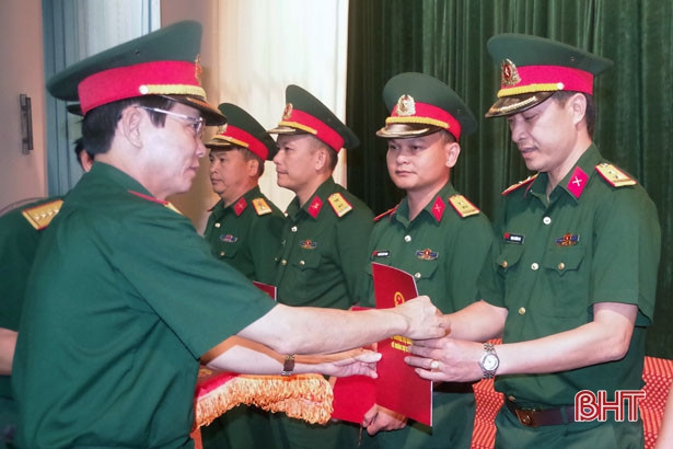 86 cán bộ, sỹ quan Bộ CHQS Hà Tĩnh được thăng quân hàm, nâng bậc lương