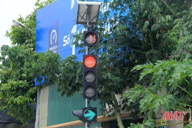 Đèn tín hiệu ở ngã tư lên chùa Hương hồi phục sau phản ánh của Báo Hà Tĩnh