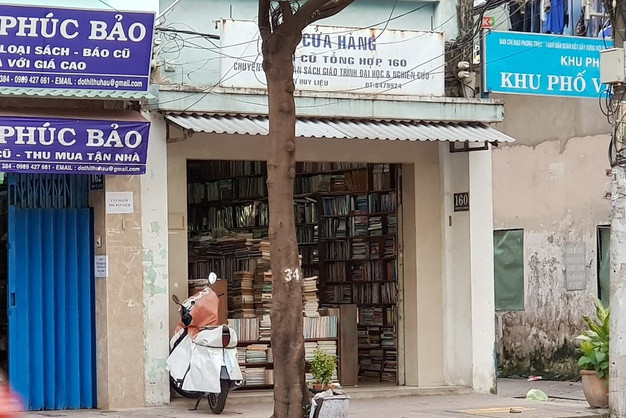 Một tiệm sách cũ còn sót lại trên đường Trần Huy Liệu. Ảnh: T.Đ.B. Phố có nhớ quán sách năm xưa?