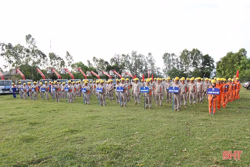 Điện lực Hà Tĩnh diễn tập “giải cứu” lưới điện bị thiên tai phá hỏng ở Nghi Xuân