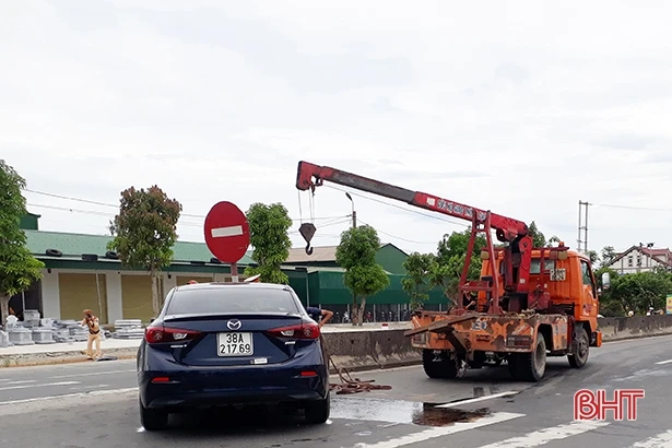 Xế hộp đâm vào dải phân cách, 4 người bị thương