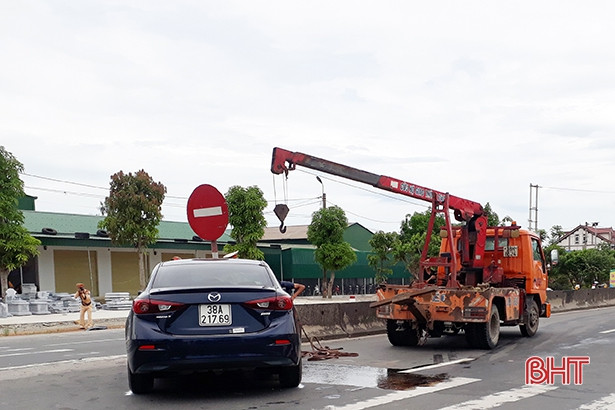 Xế hộp đâm vào dải phân cách, 4 người bị thương
