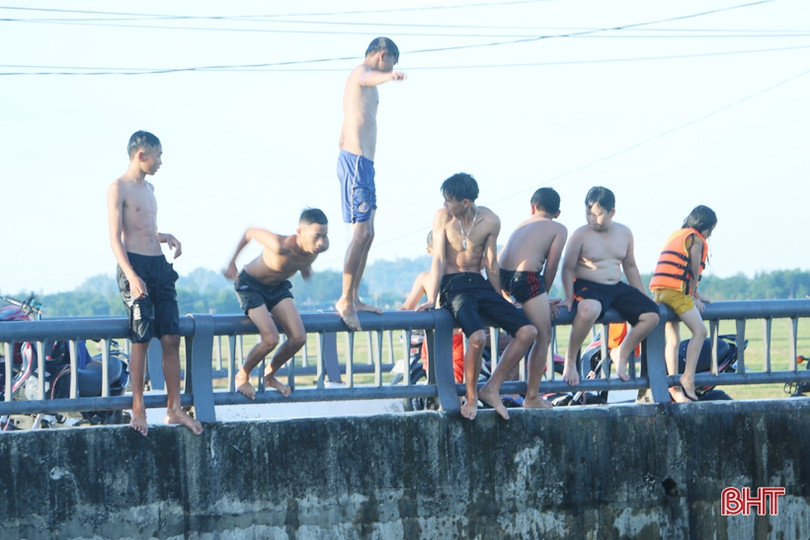 Liên tiếp xảy ra các vụ đuối nước, học sinh Hà Tĩnh vẫn thi nhau tắm kênh