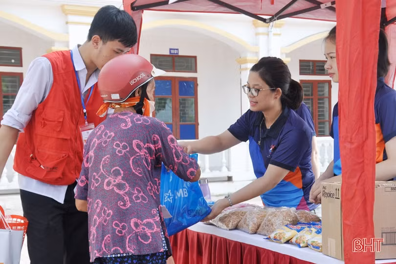 “Chợ nhân đạo” trao 125 suất quà cho người nghèo Thạch Hà