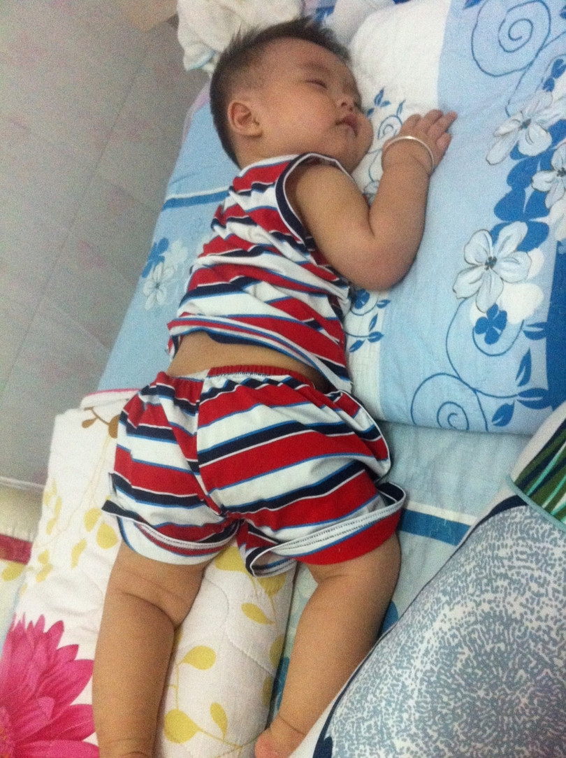 Muôn kiểu biểu cảm khi bé ngủ