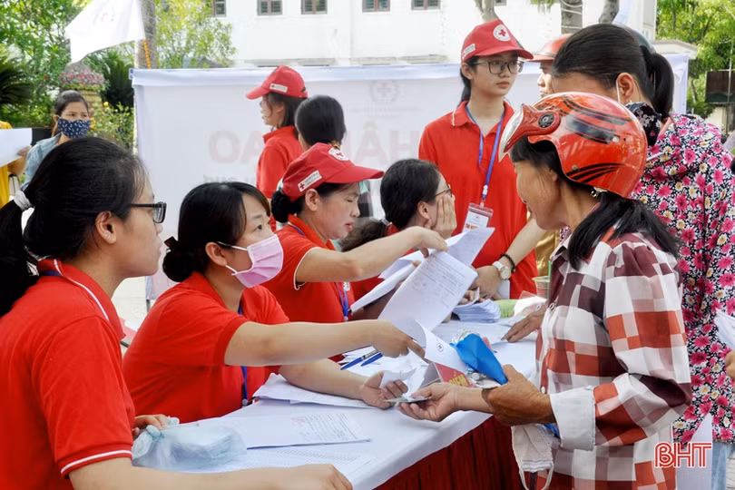 “Chợ nhân đạo” trao 125 suất quà cho người nghèo Thạch Hà