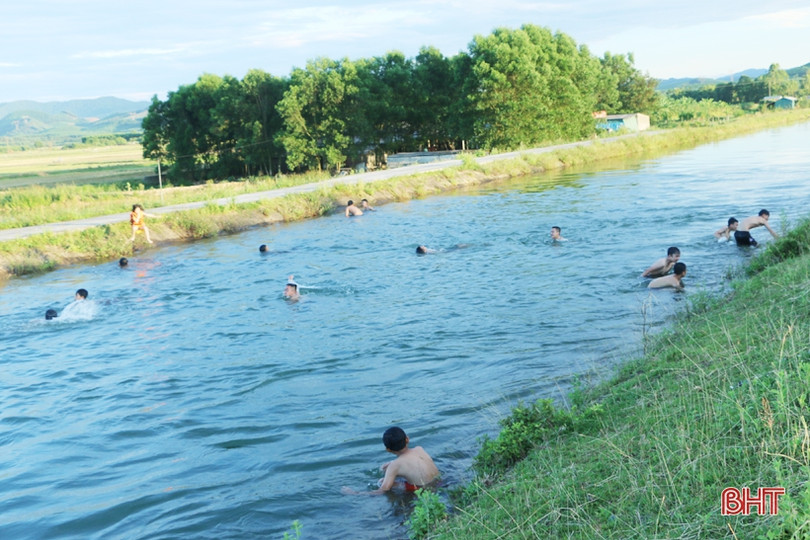 Liên tiếp xảy ra các vụ đuối nước, học sinh Hà Tĩnh vẫn thi nhau tắm kênh