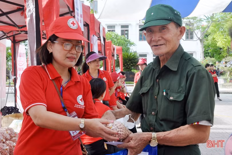 “Chợ nhân đạo” trao 125 suất quà cho người nghèo Thạch Hà