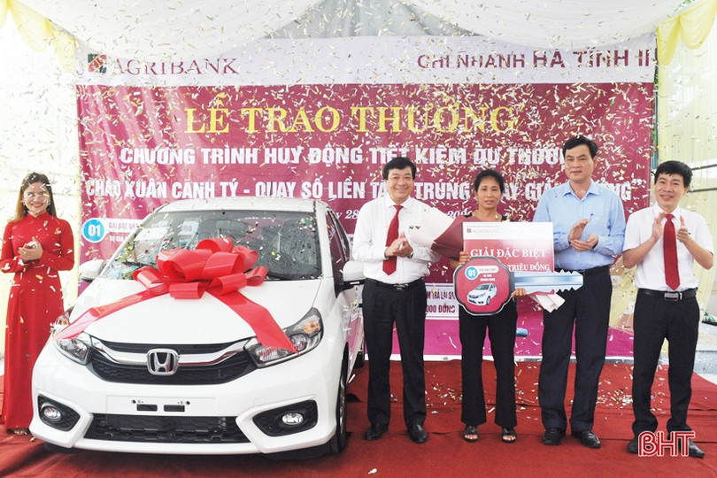 Gửi tiền tiết kiệm, 1 nông dân Hà Tĩnh trúng “xế hộp” Honda Brio