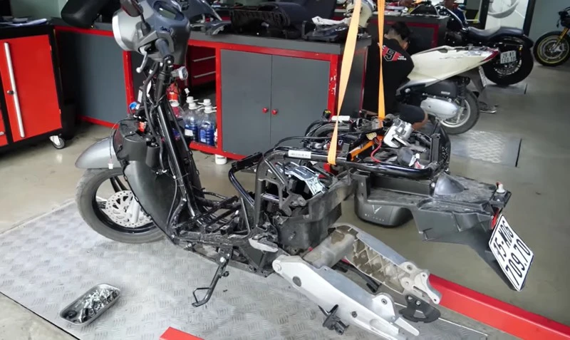 Chiếc KlaraS đã được tháo tung ra để kiểm tra linh kiện bên trong. “Mổ xẻ” VinFast KlaraS: Vì sao giá ngang xe máy xăng?