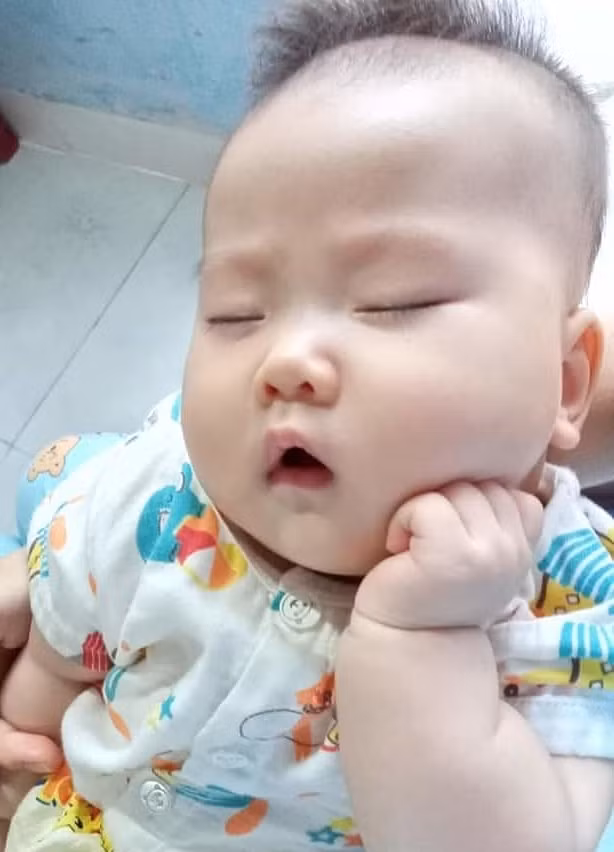 Muôn kiểu biểu cảm khi bé ngủ