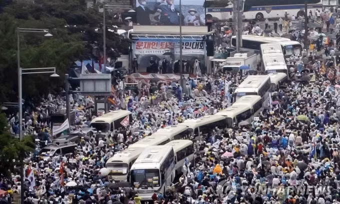 Hàn Quốc đối mặt với đợt bùng phát Covid-19 tồi tệ nhất sau nhiều tháng