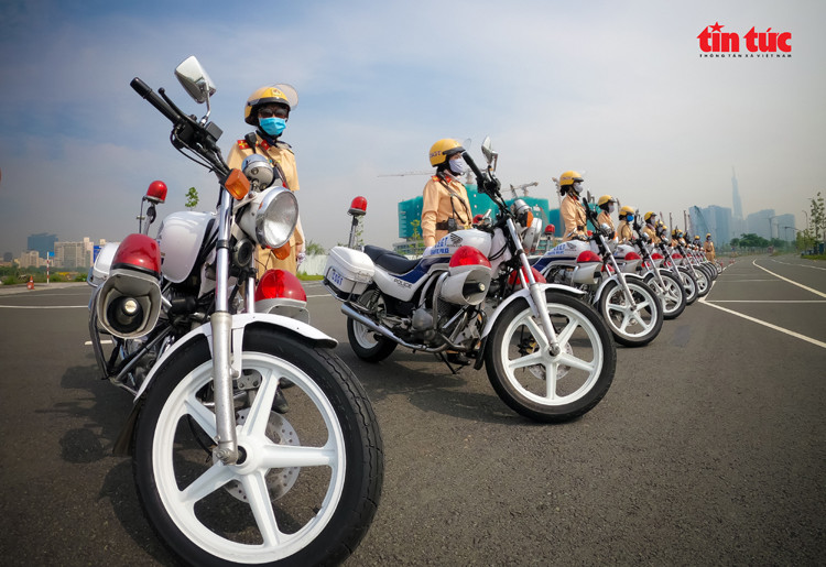 Những “bóng hồng” CSGT trình diễn điêu luyện mô tô phân khối lớn