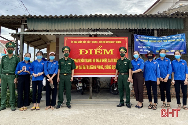 Chiến sỹ biên phòng tuyên truyền, hỗ trợ người dân Kỳ Khang phòng, chống Covid-19